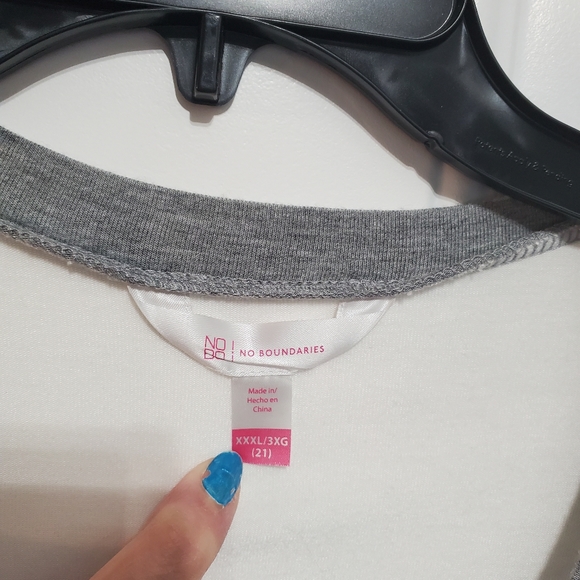 No Boundaries LOVE T-Shirt - Picture 3 of 13